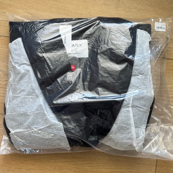 Spanx Black Puffer Sleeveless Belted Vest - Puffssenentals - Size: XL - NWT - Picture 6 of 6